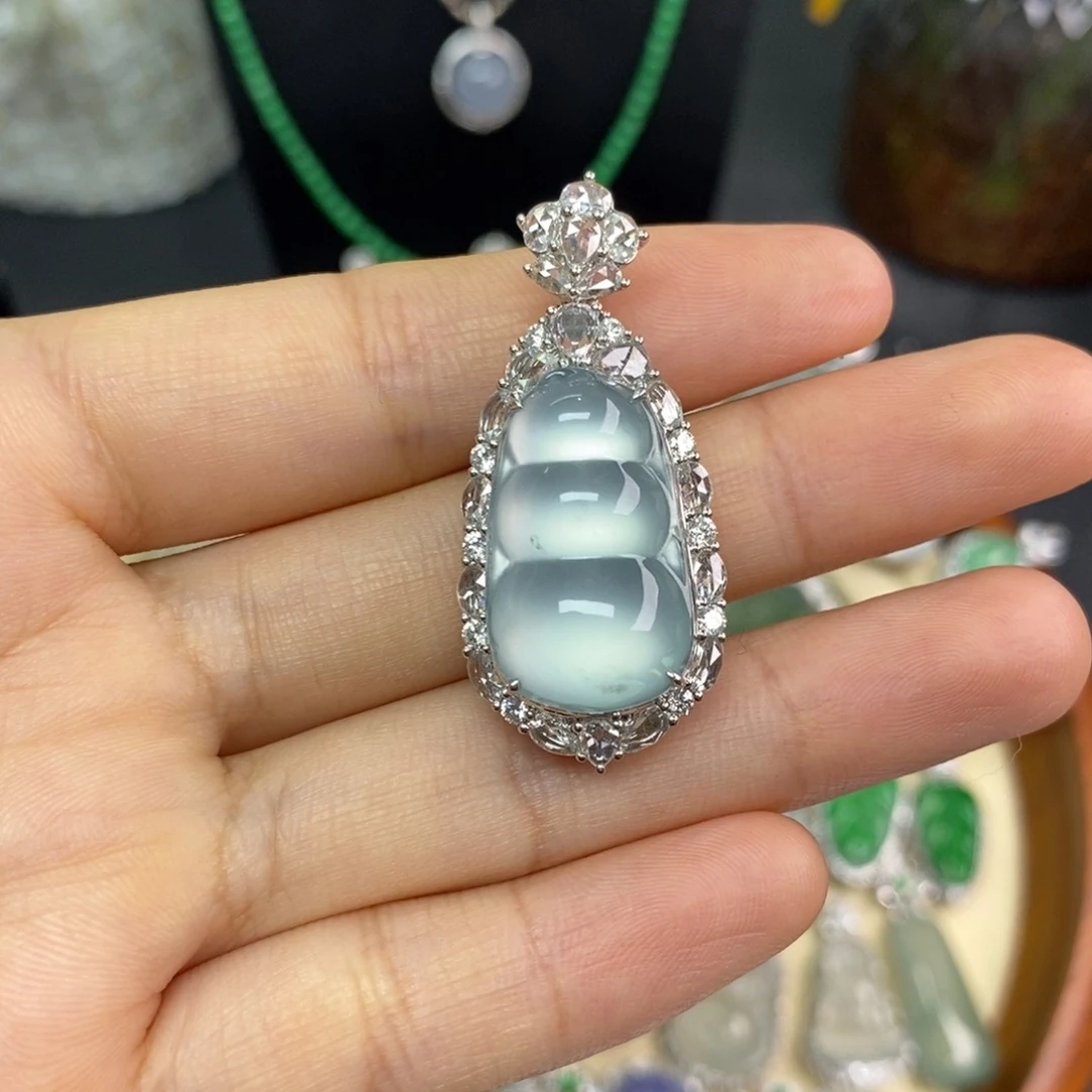 翡翠18K金镶嵌颈饰翡翠