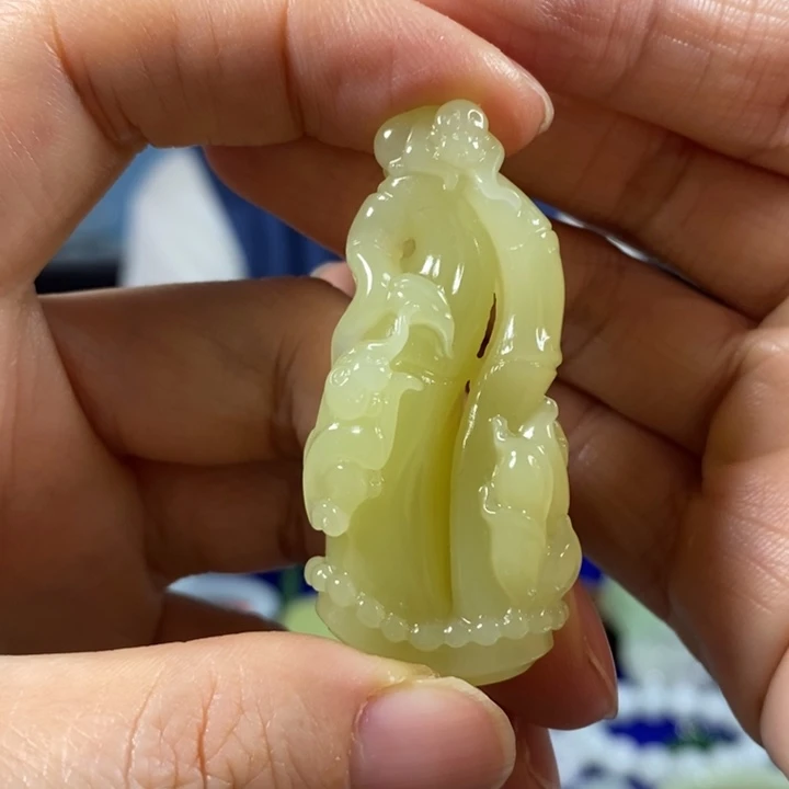 小***光和田玉未镶嵌颈饰