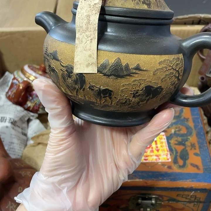 紫砂茶壶原矿泥料，纯手工制作的一把紫砂壶。