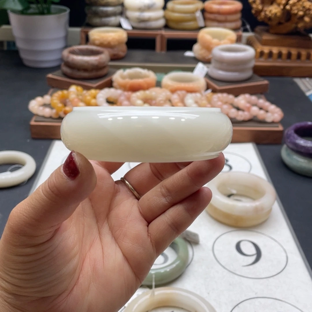 沐***宝石英岩玉未镶嵌手镯