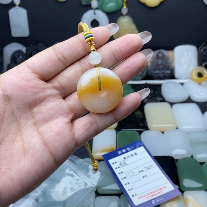 果***果石英质玉未镶嵌颈饰