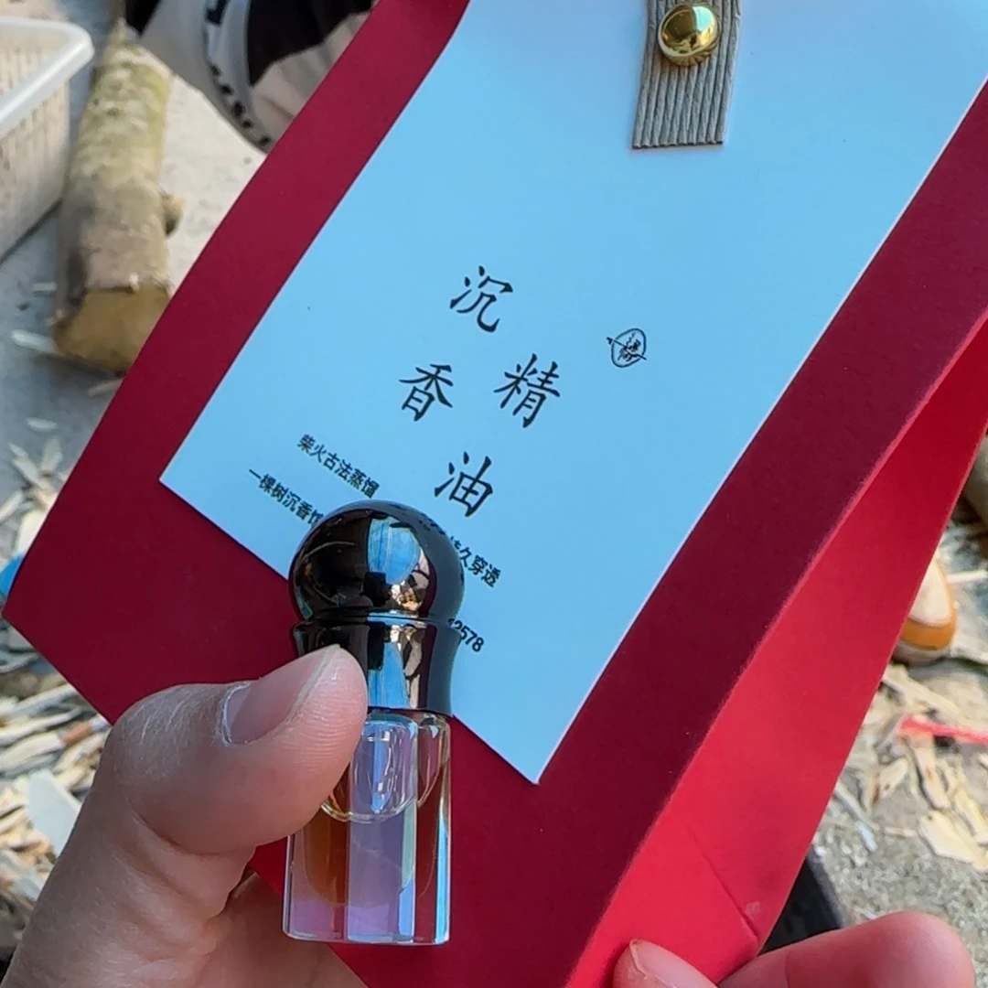 树脂制品舍得透顶绿柴火古法精油一瓶