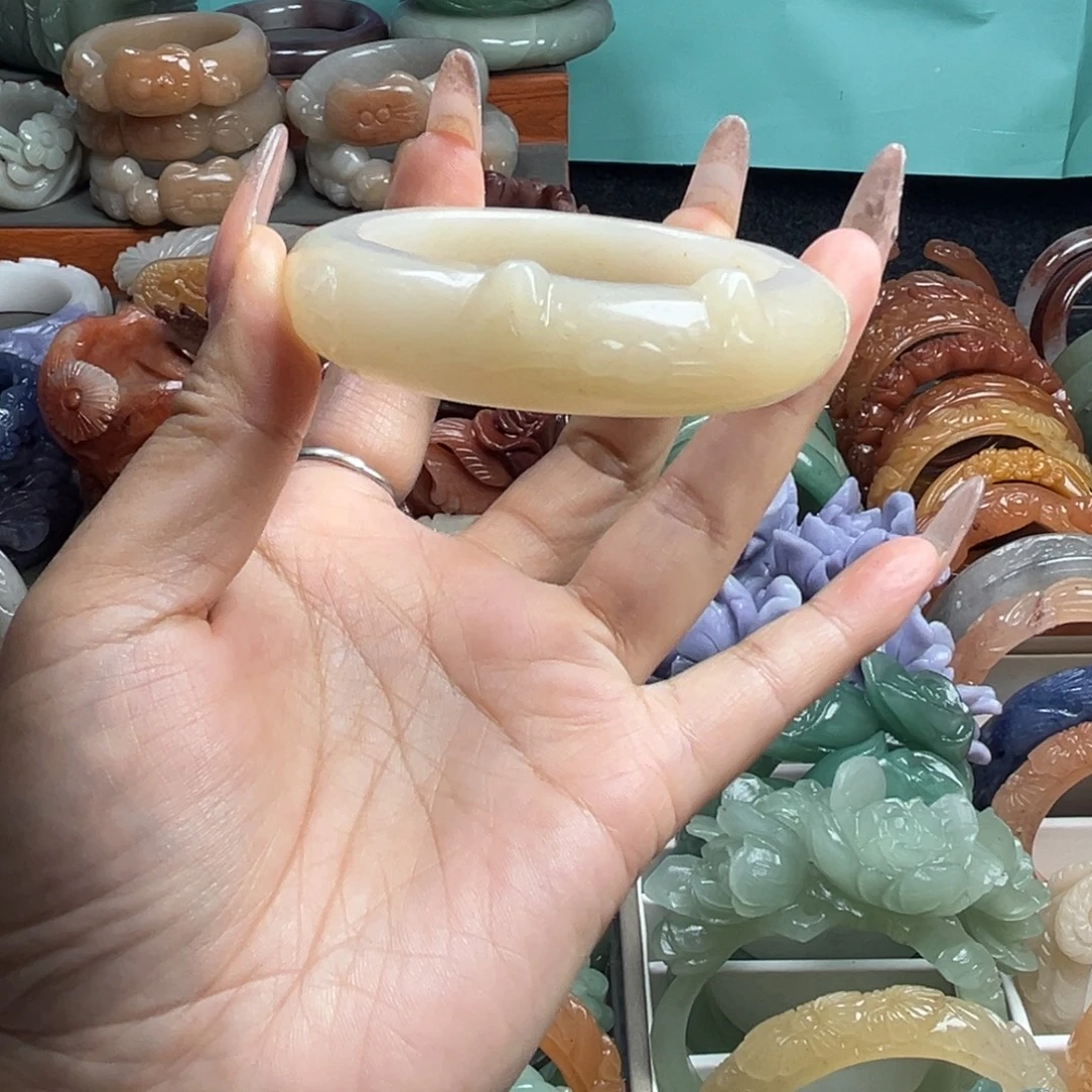 石英质玉未镶嵌雕花手镯