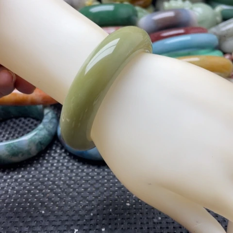 石英岩玉未镶嵌手镯