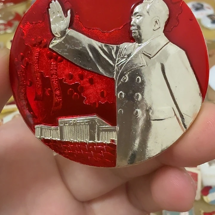 其他普通金属毛爷爷像章，万岁