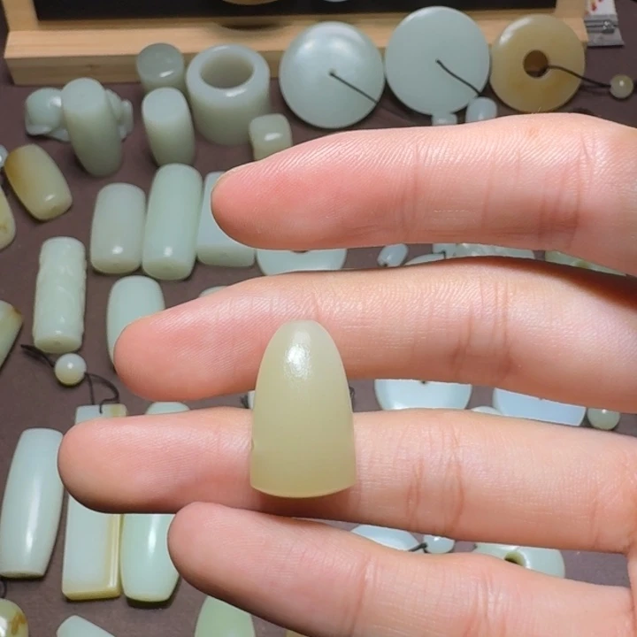 4***动和田玉未镶嵌颈饰