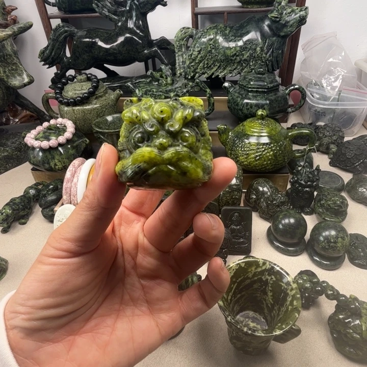 蛇纹石玉未镶嵌把玩件微瑕醒狮把玩件