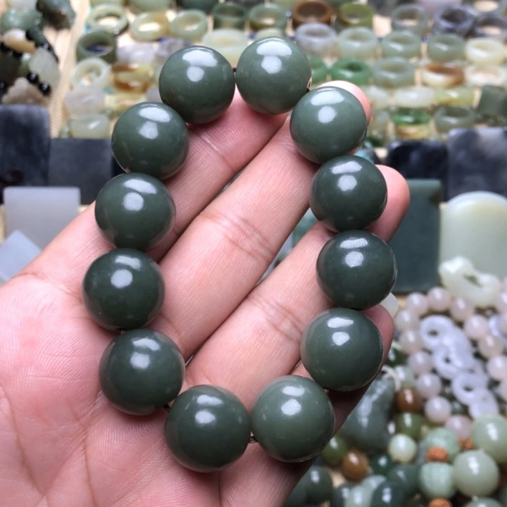 和田玉颈饰未镶嵌?**…