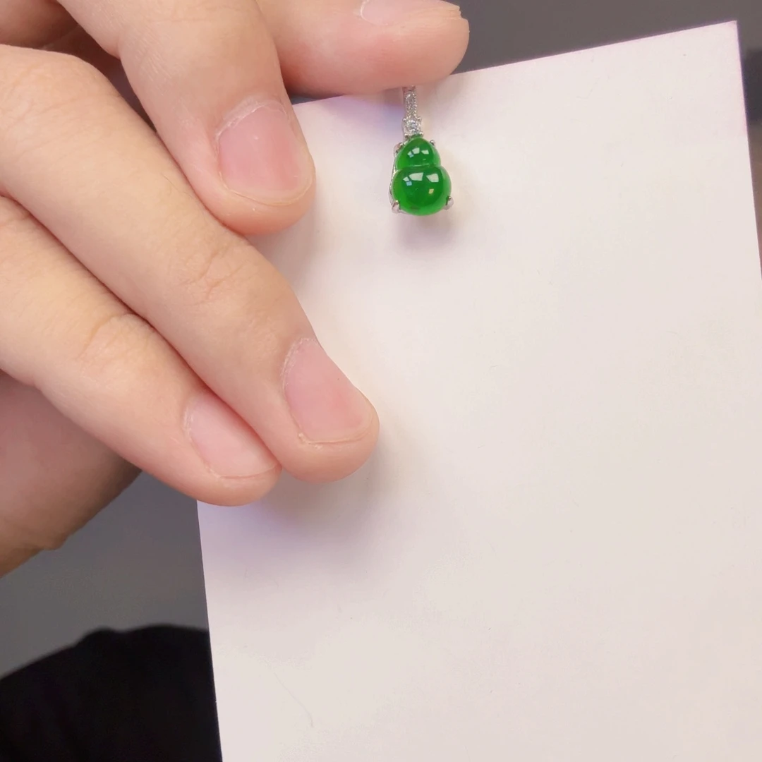 翡翠未镶嵌颈饰一件