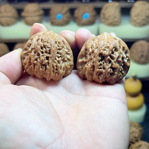 【闪购商品】文玩核桃把件博***象凹底