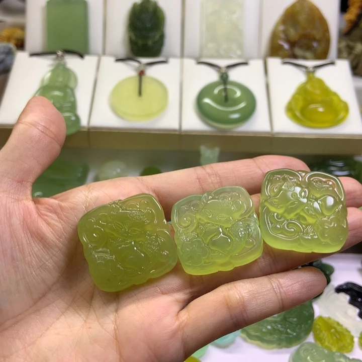 【闪购商品】未镶嵌蛇纹石玉颈饰多样性发货发其一