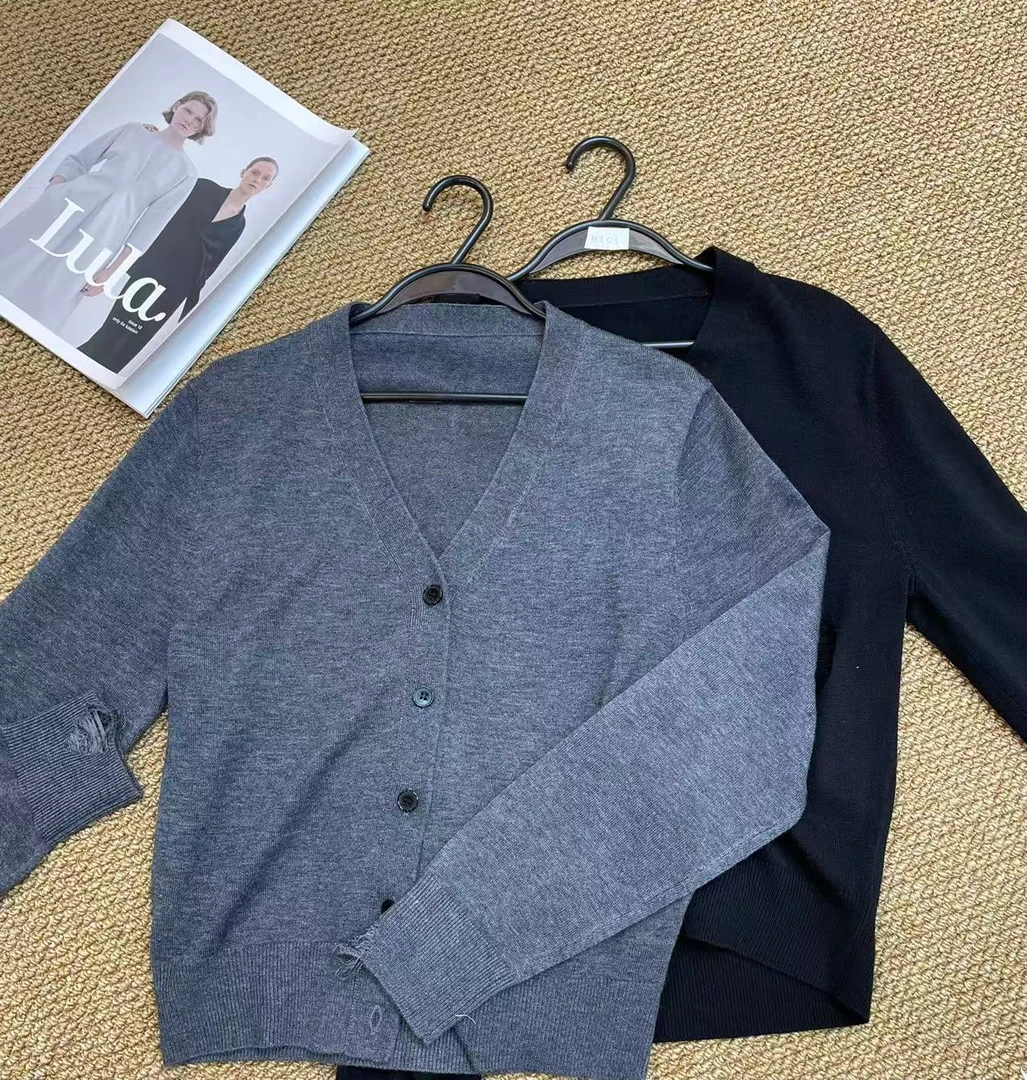 深圳南油原创2025破洞V领毛衣24332