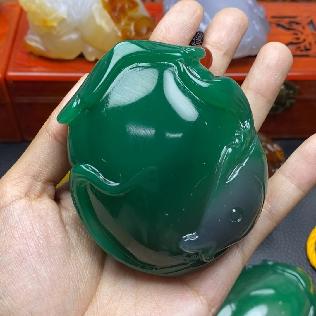 小***白未镶嵌玛瑙/玉髓珠宝奇石