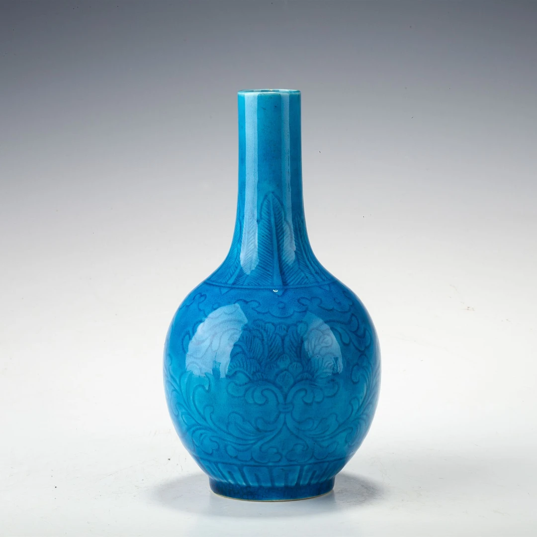 【拍卖-民国】·孔雀蓝釉暗刻花卉纹天球瓶