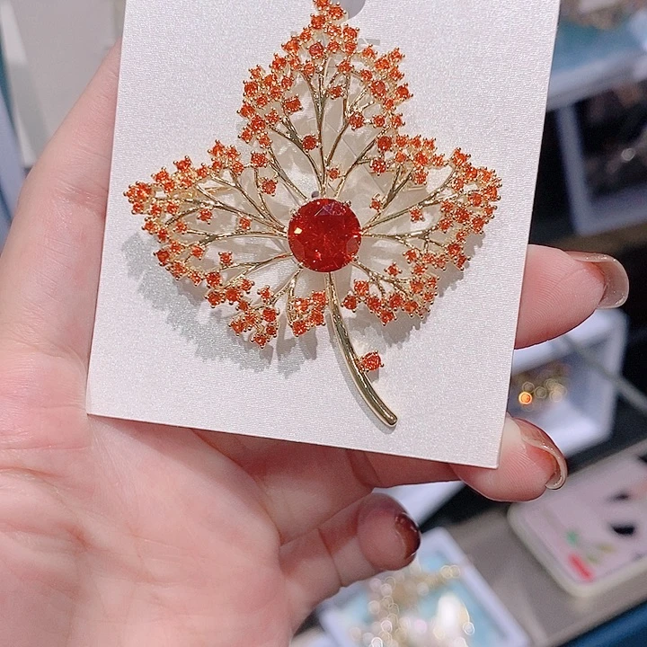 锆石铜合金枫叶胸针