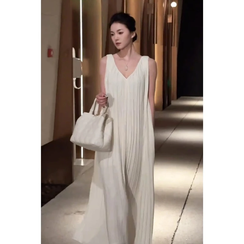 重工高定灵动百褶V领连衣裙女夏高级感轻奢宽松显瘦无袖背心长裙