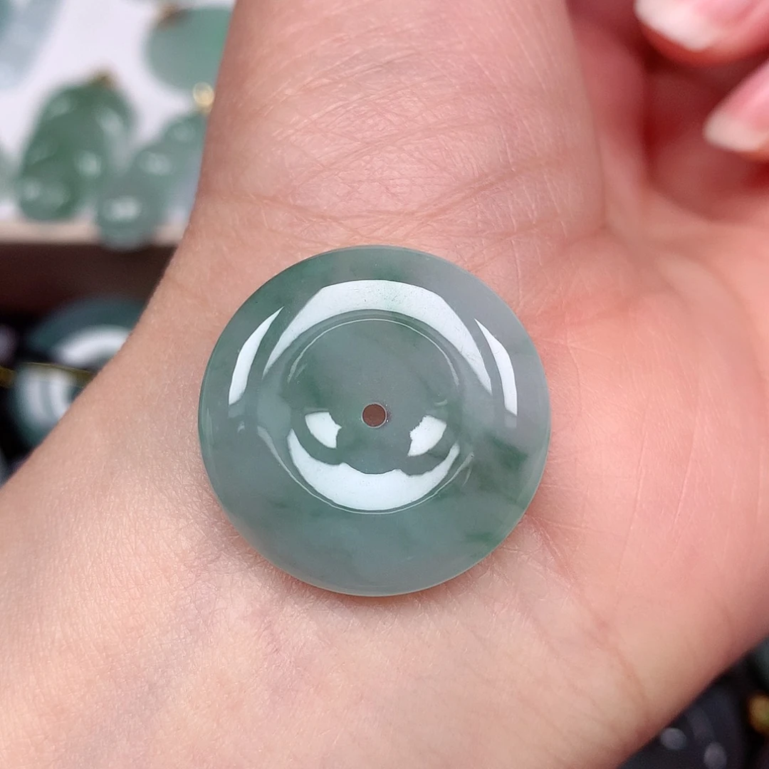 翡翠颈饰未镶嵌平安扣