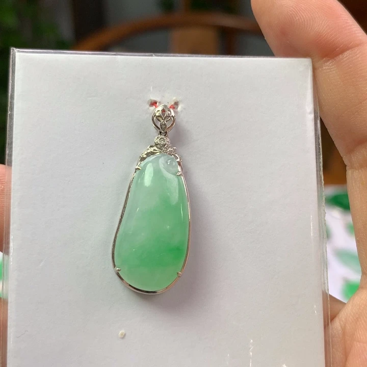 翡翠18K金镶嵌颈饰翡翠首饰