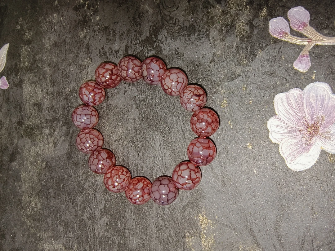 龙鳞凤血手串，显白粉紫色调，时尚首饰。