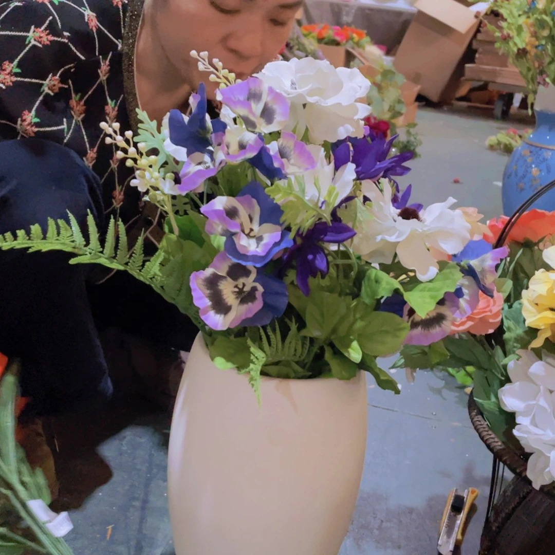 陶瓷花瓶，仿真绿植。