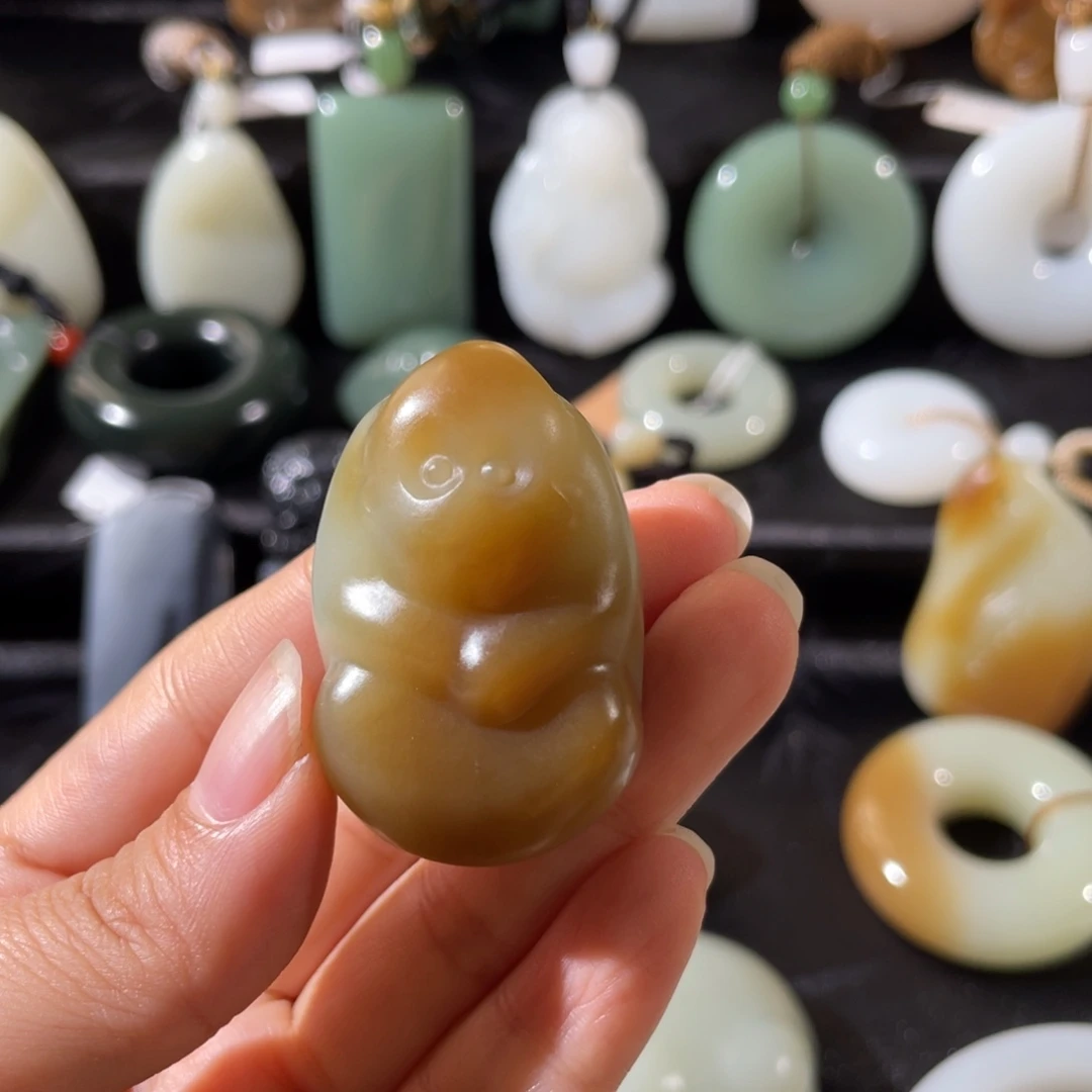 向***生和田玉未镶嵌颈饰