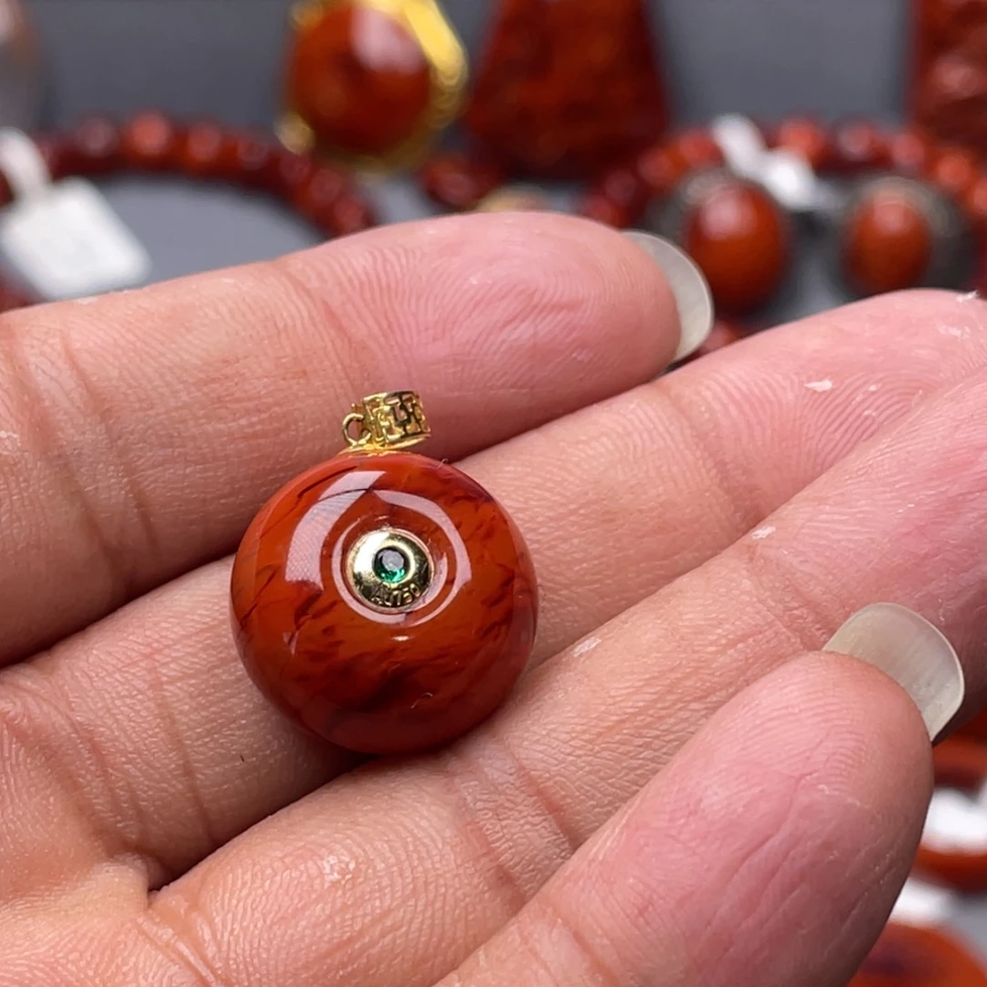 南红玛瑙18K金镶嵌珠宝奇石吊坠