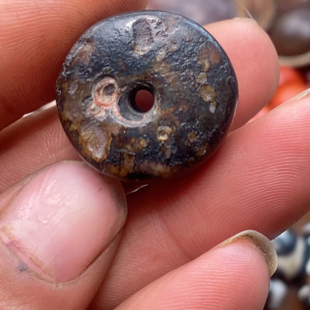 DIY琉璃珠子的颜色是蓝色的