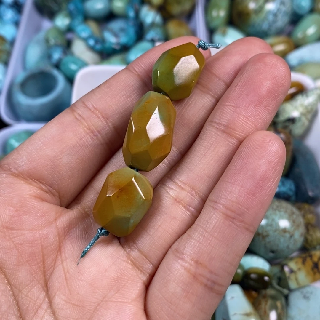 绿松石未镶嵌颈饰