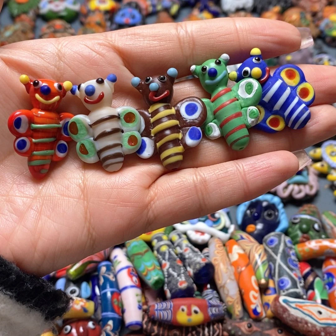 琉璃颈饰印度尼西亚蝴蝶一只