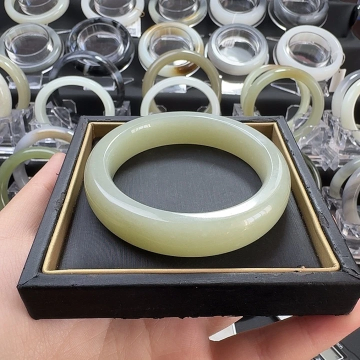 和田玉未镶嵌手镯