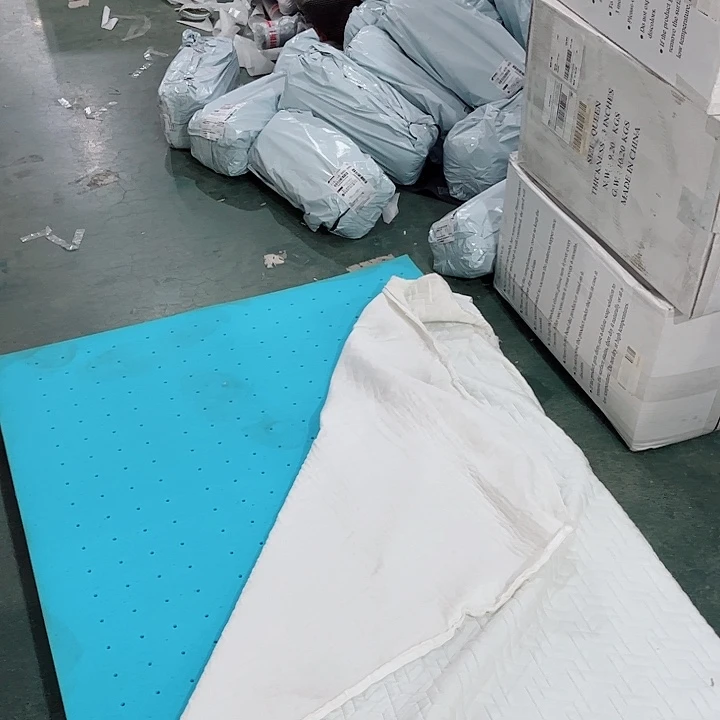 160*200*7。 白色记忆棉床垫