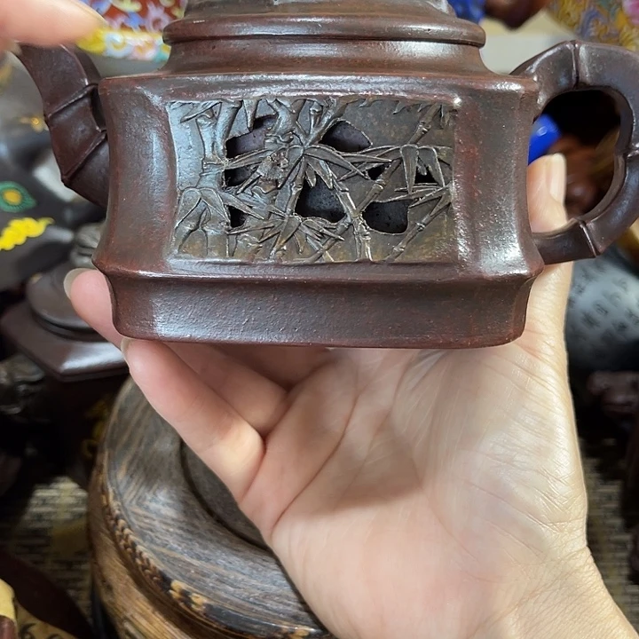 茶壶紫泥原矿泥料手工制作的一把紫砂壶。