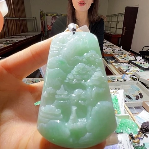 翡翠未镶嵌颈饰一个