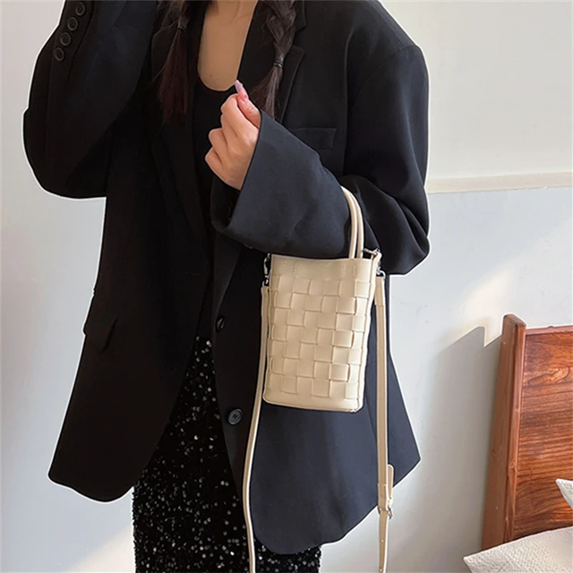 轻便迷你斜跨小包包女2024新款小众设计高级感超火竖款编织手机包