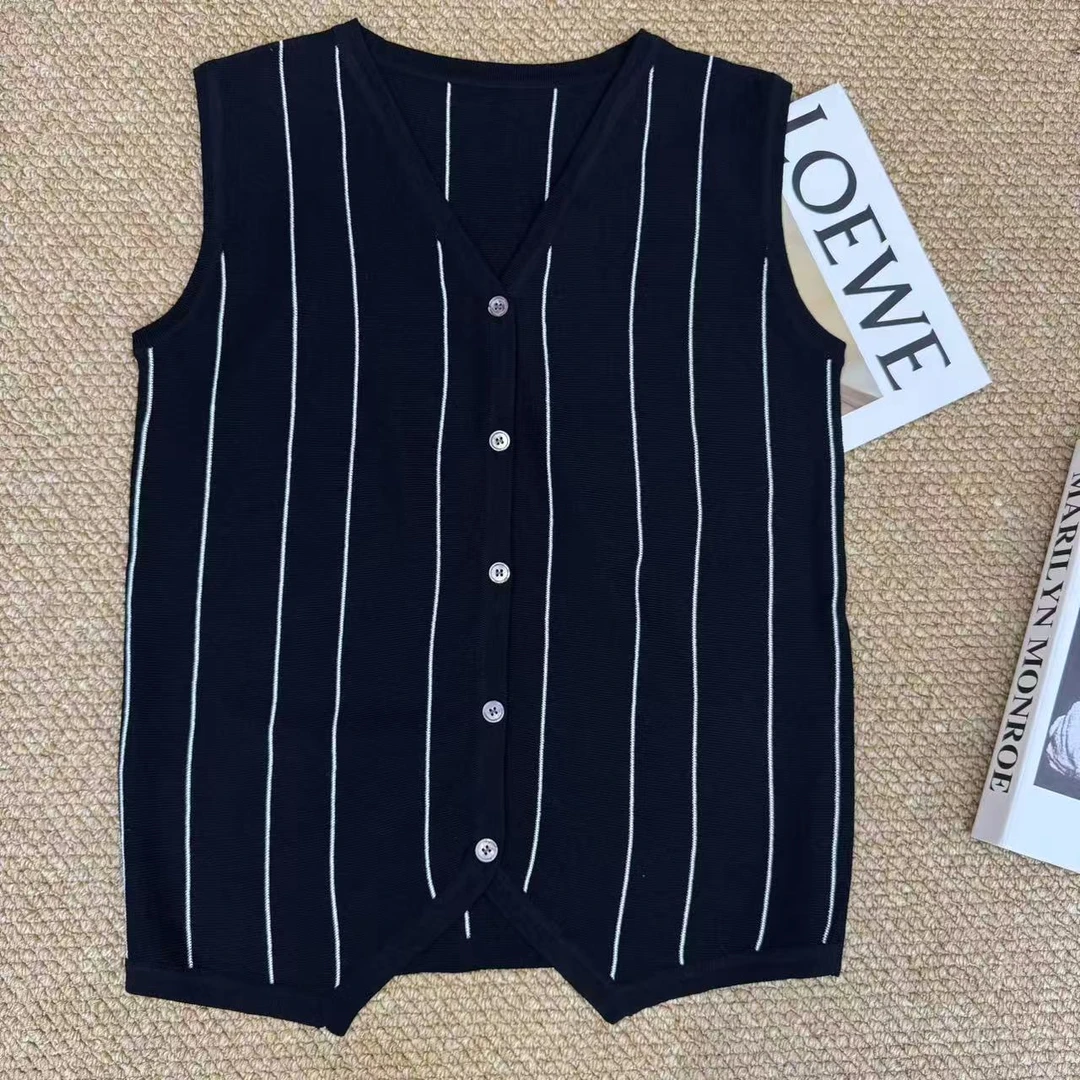 深圳南油白桃美美 老钱风V领条纹无袖马甲夏季新款显瘦背心A2626