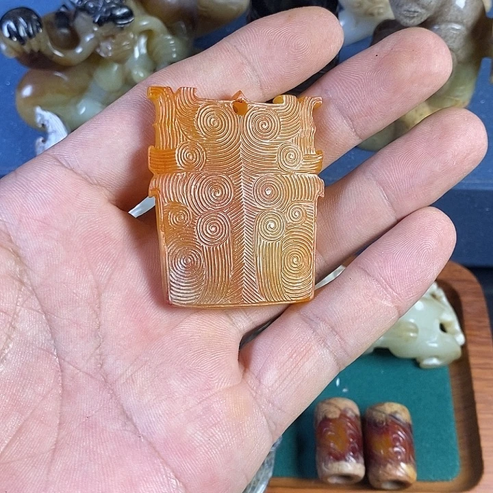彤***颈饰未镶嵌和田玉