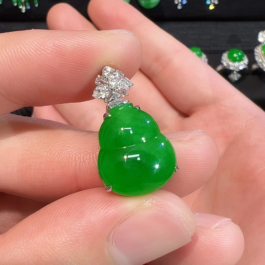 翡翠18K金镶嵌颈饰葫芦