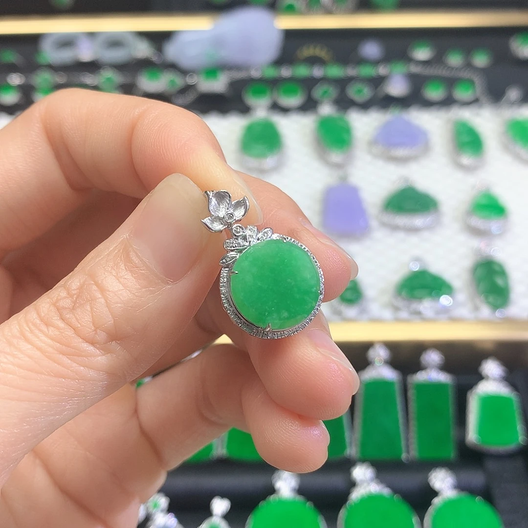 颈饰18K金镶嵌翡翠吊坠