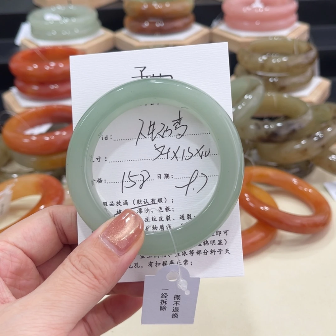 未镶嵌手镯石英质玉人***。