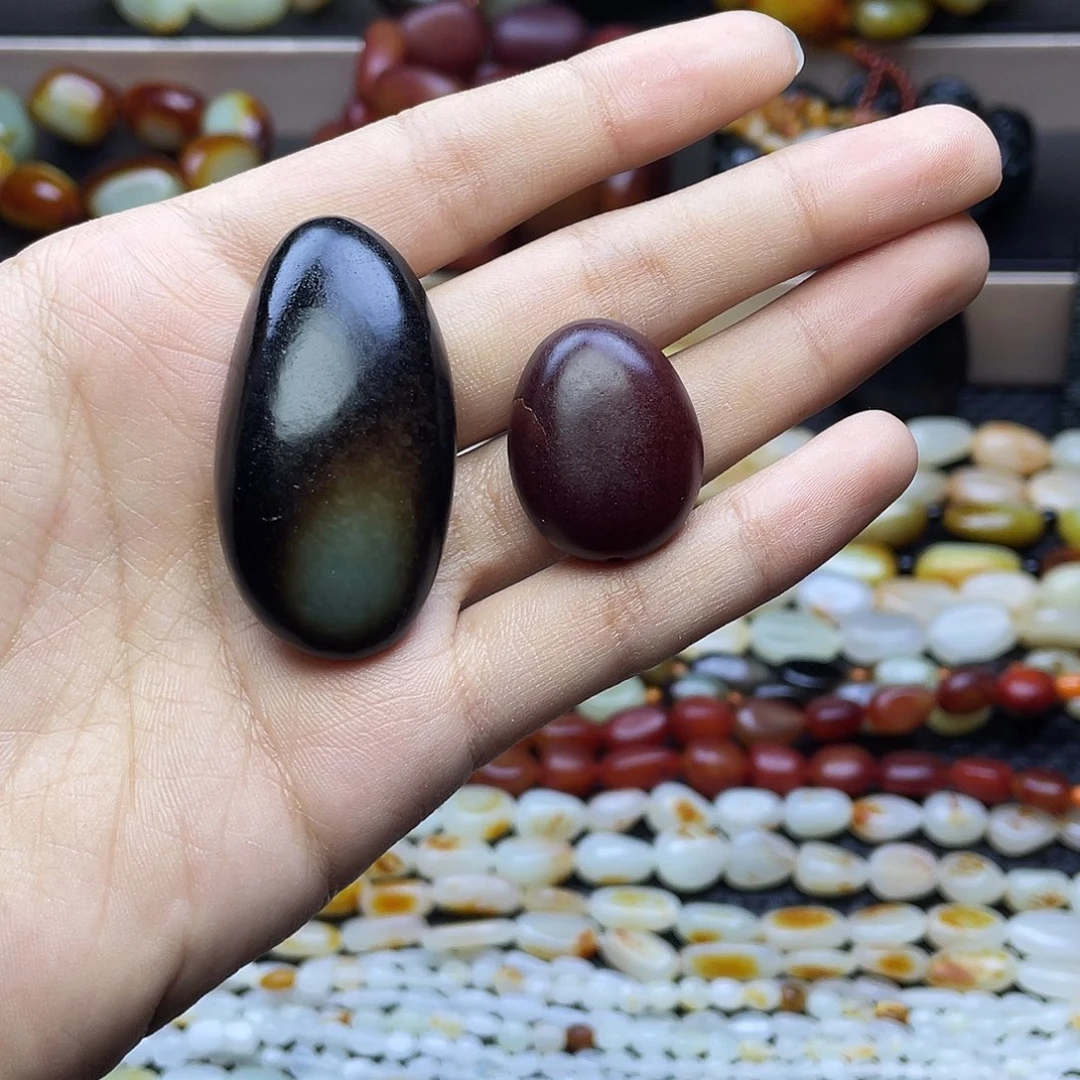 支***蛛和田玉未镶嵌颈饰