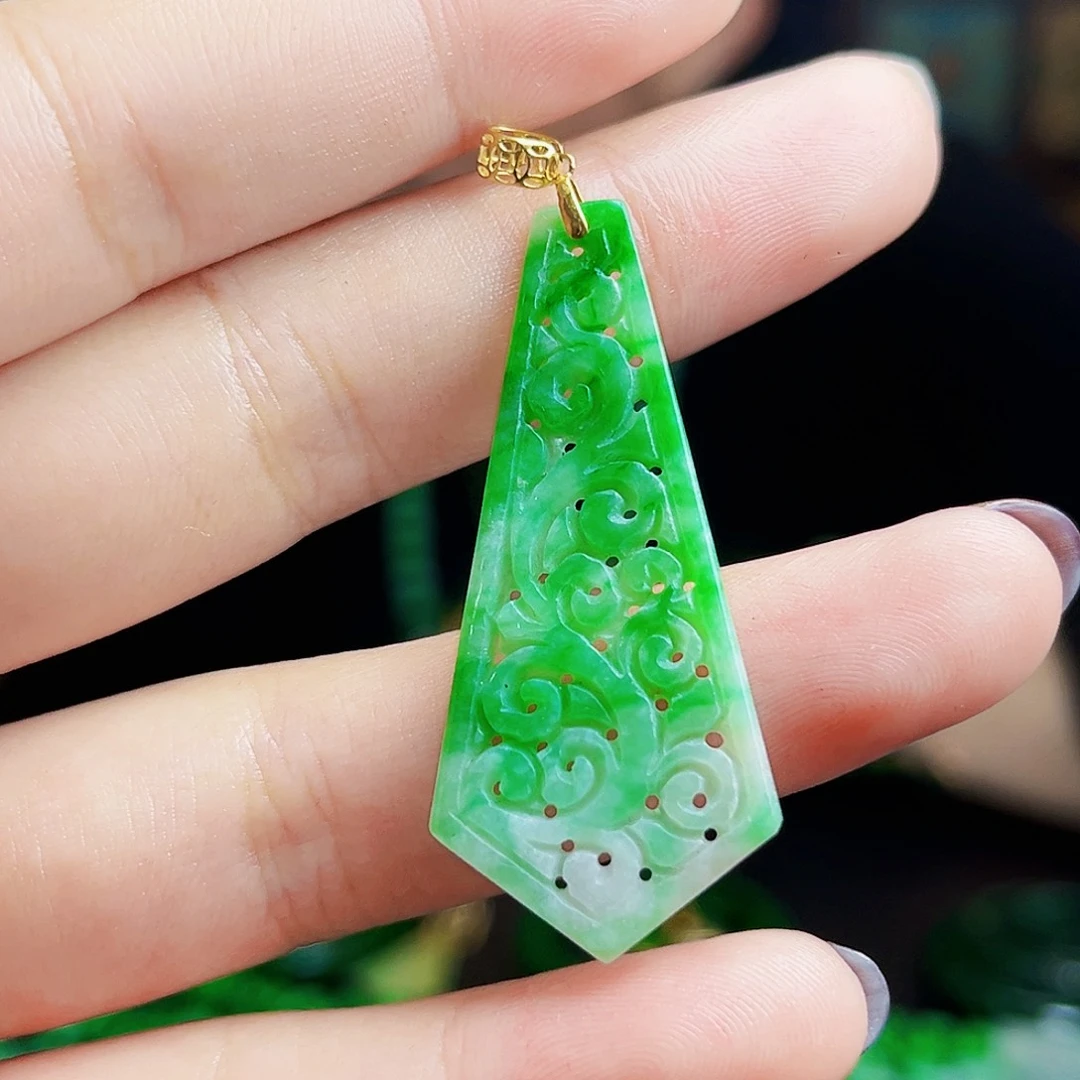 颈饰18K金镶嵌翡翠多样性