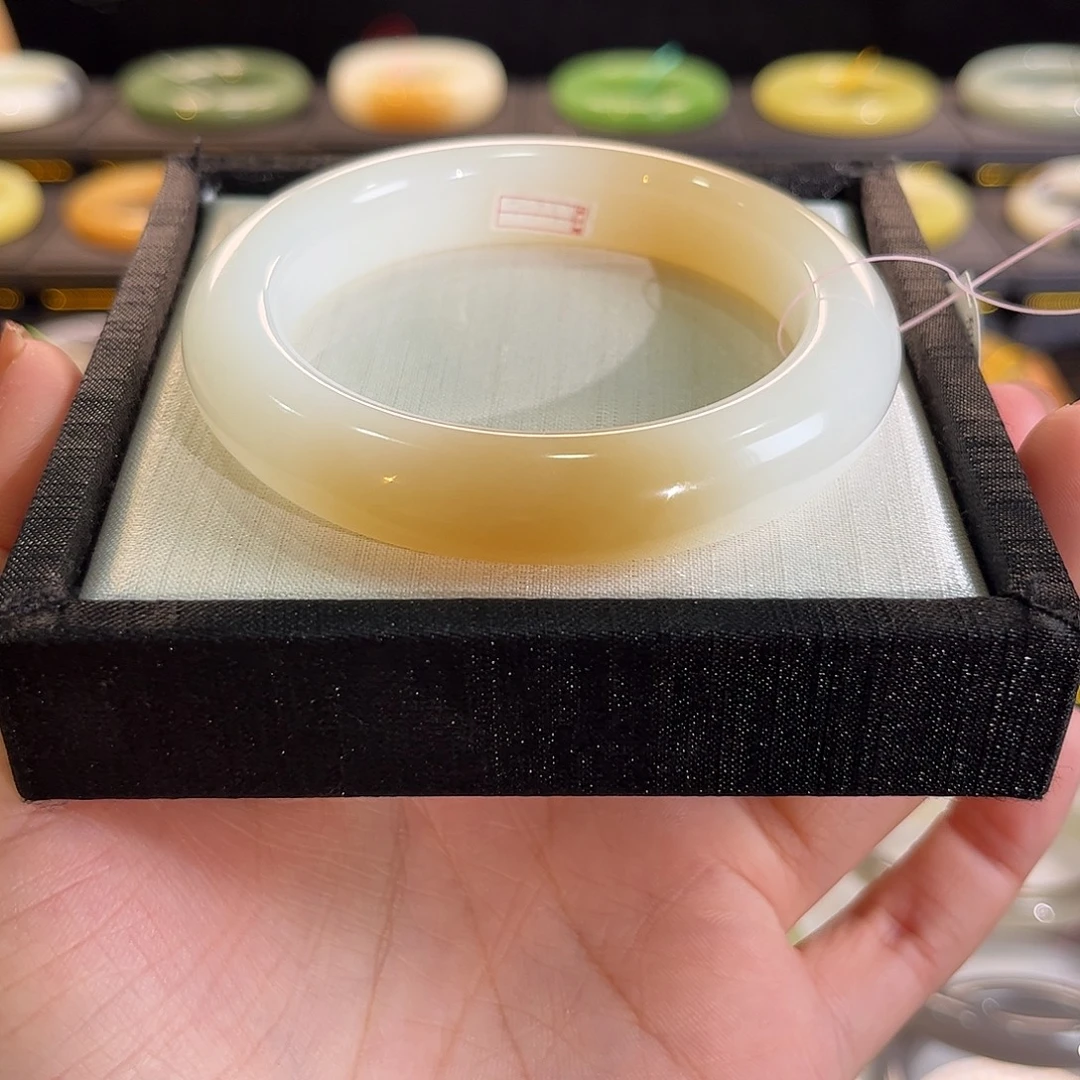 和田玉未镶嵌手镯 黄糖白肉