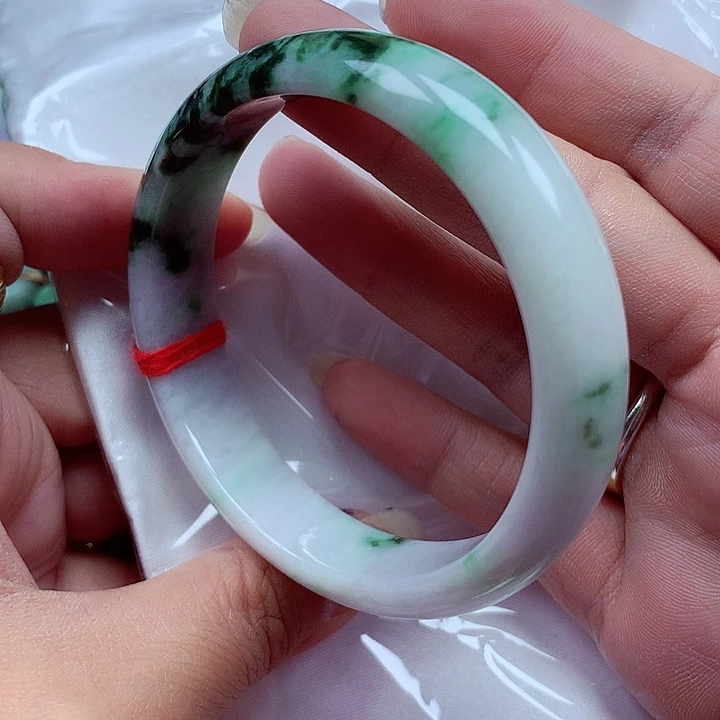 翡翠手镯未镶嵌翡翠