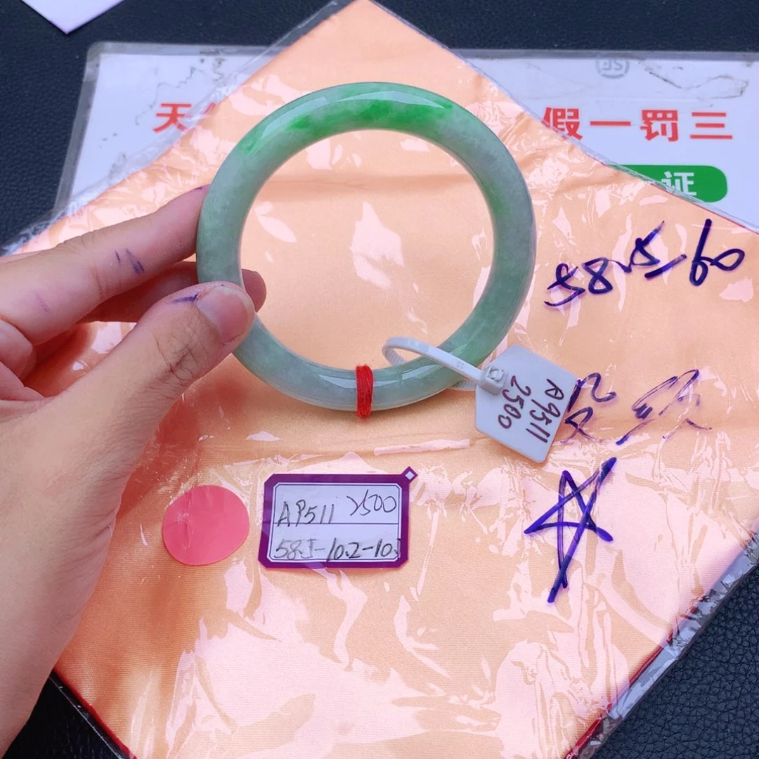 翡翠手镯未镶嵌翡翠