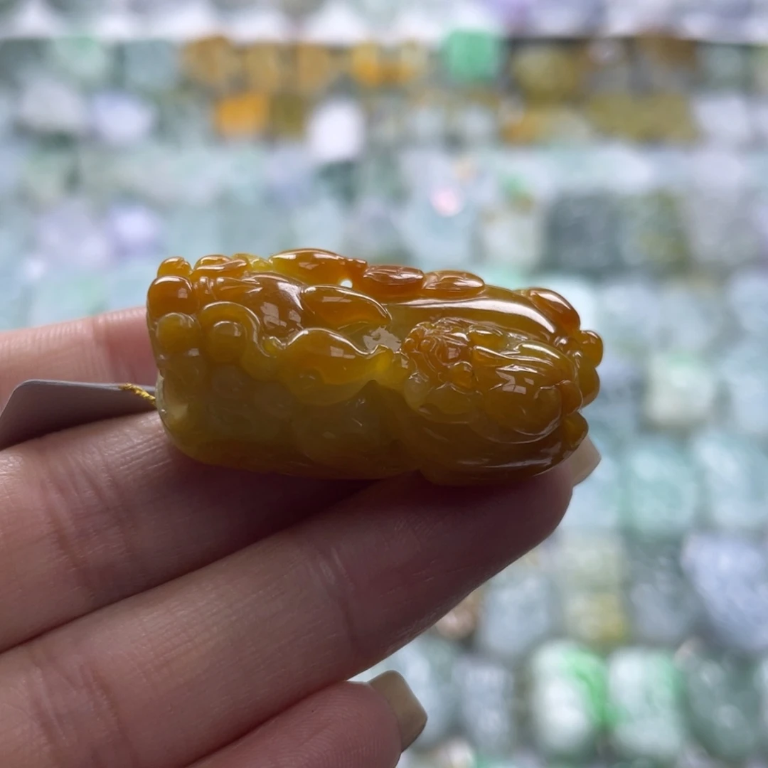 翡翠未镶嵌颈饰貔貅