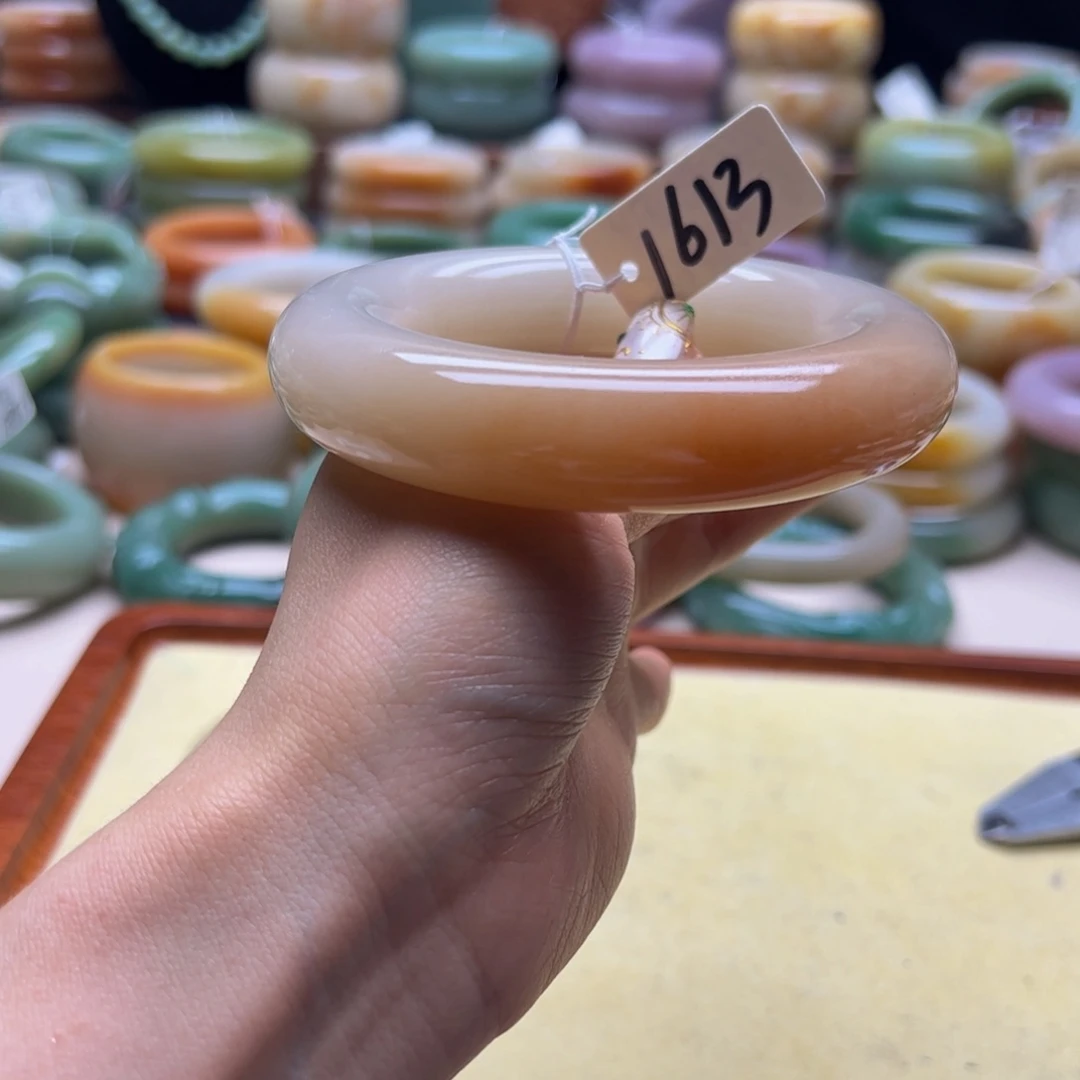 可***斯石英岩玉手镯未镶嵌