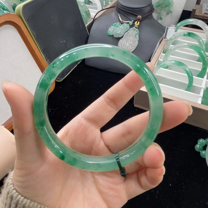 未镶嵌手镯石英质玉（非洲翠）