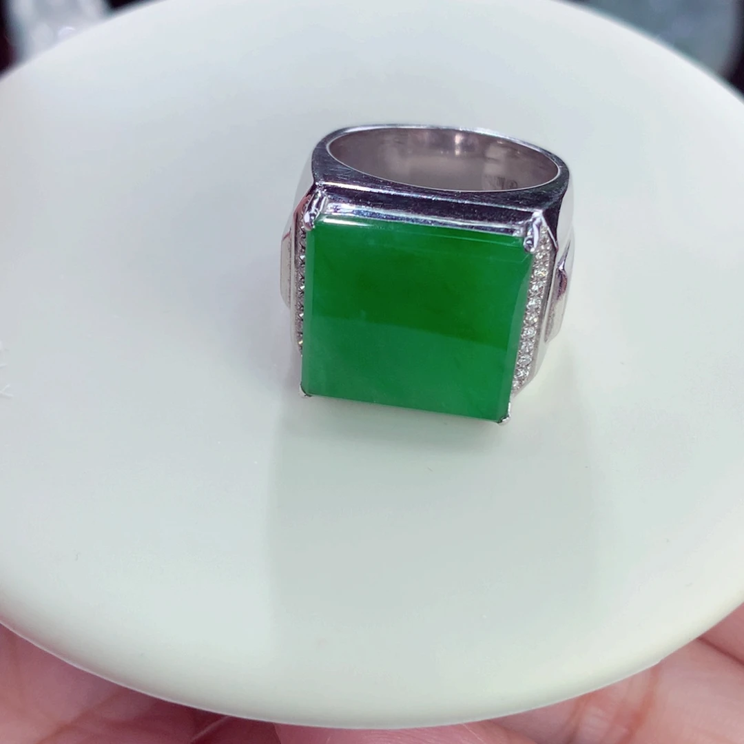 翡翠18K金镶嵌戒指