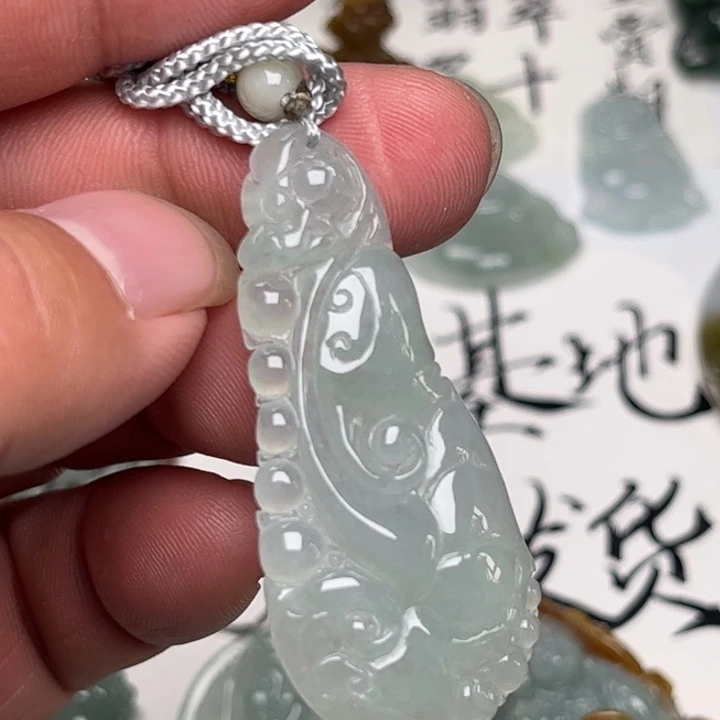 翡翠未镶嵌颈饰如意