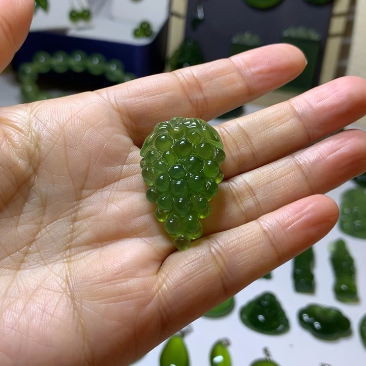 岫玉未镶嵌颈饰吊坠